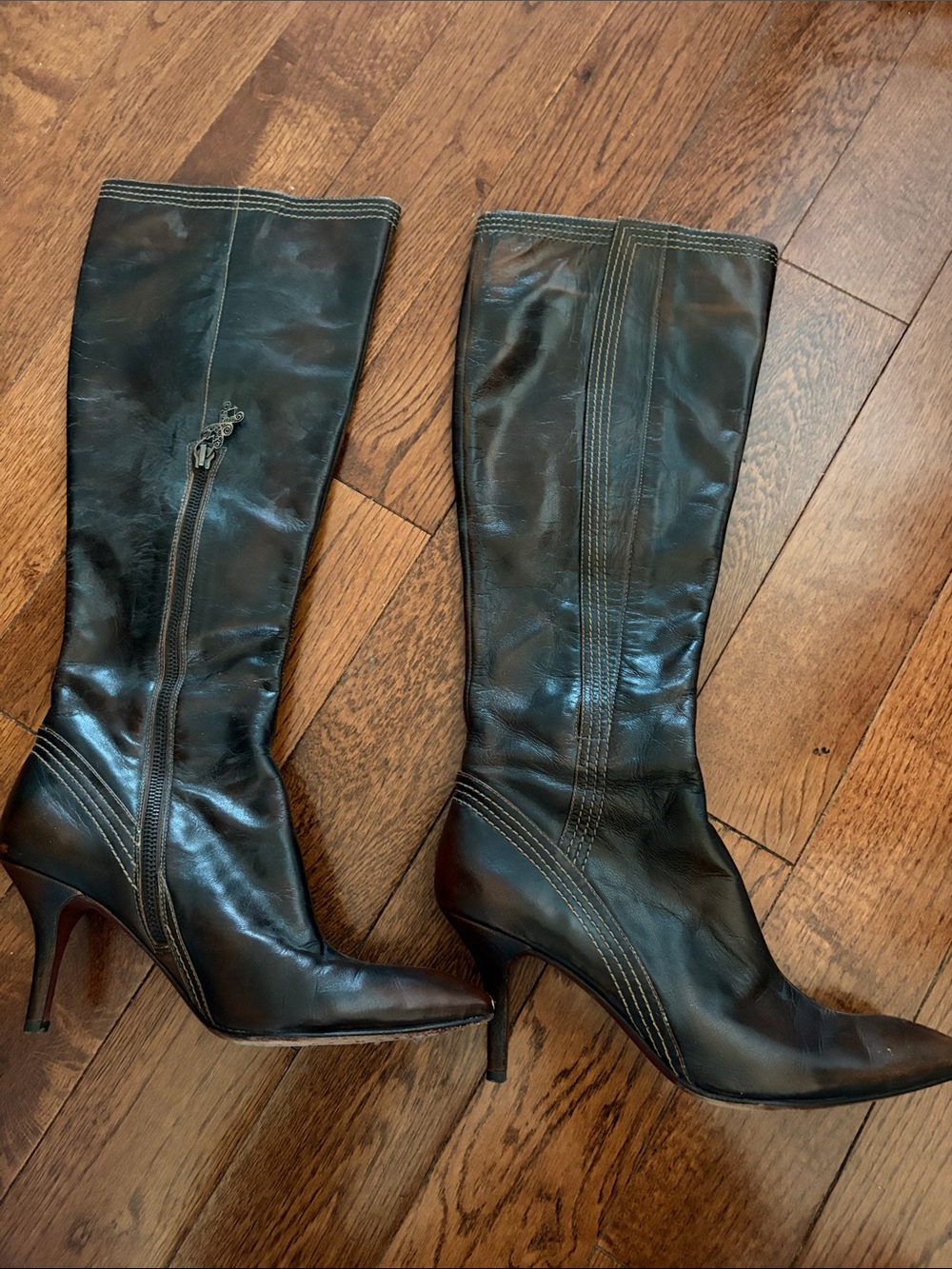 Modern Vintage Black Leather Knee-High Pointed-Toe Stiletto Boots